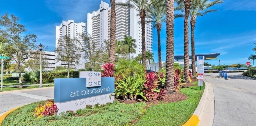 Condominio en North Miami, Florida, 2 dormitorios  № 1867943