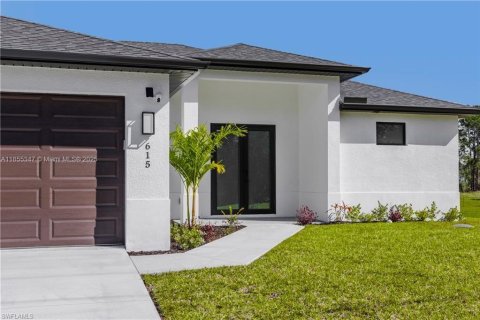 House in Lehigh Acres, Florida 3 bedrooms № 1875063 - photo 2