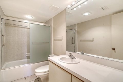 Condo in Longboat Key, Florida, 2 bedrooms № 2395844 - photo 10