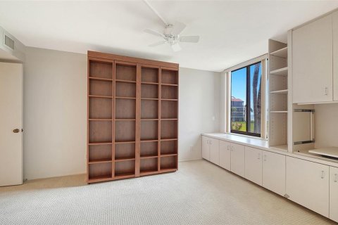 Condo in Longboat Key, Florida, 2 bedrooms № 2395844 - photo 16