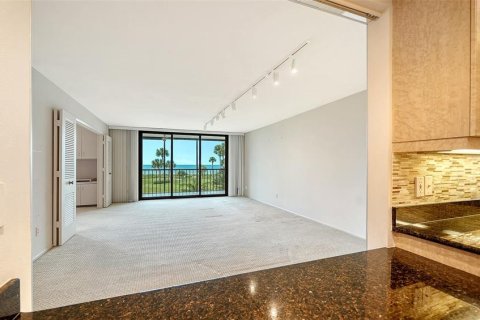 Condo in Longboat Key, Florida, 2 bedrooms № 2395844 - photo 15