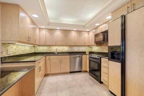 Condo in Longboat Key, Florida, 2 bedrooms № 2395844 - photo 13