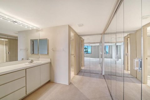 Condo in Longboat Key, Florida, 2 bedrooms № 2395844 - photo 29