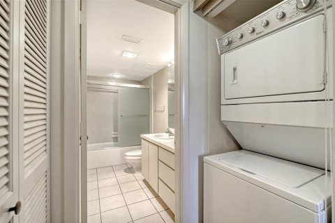 Condo in Longboat Key, Florida, 2 bedrooms № 2395844 - photo 11