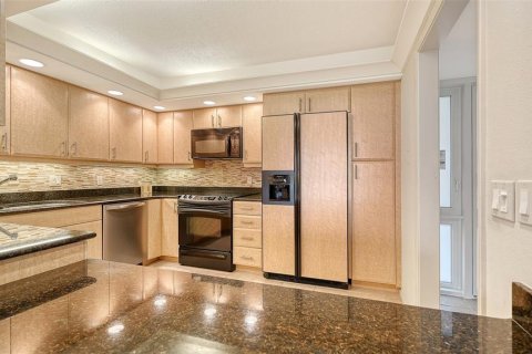 Condo in Longboat Key, Florida, 2 bedrooms № 2395844 - photo 12