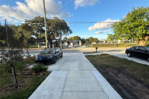 Adosado en alquiler en Miami, Florida, 1 dormitorio № 1982776 - foto 3