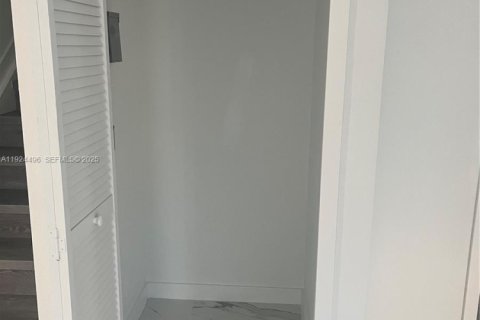 Adosado en alquiler en Miami, Florida, 1 dormitorio № 1982776 - foto 9