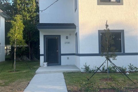 Adosado en alquiler en Miami, Florida, 1 dormitorio № 1982776 - foto 2