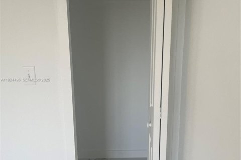 Adosado en alquiler en Miami, Florida, 1 dormitorio № 1982776 - foto 5