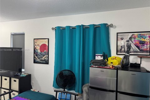 Adosado en alquiler en Miami, Florida, 1 dormitorio № 1982776 - foto 14