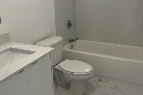 Adosado en alquiler en Miami, Florida, 1 dormitorio № 1982776 - foto 7