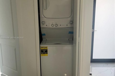 Adosado en alquiler en Miami, Florida, 1 dormitorio № 1982776 - foto 8