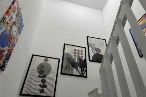 Adosado en alquiler en Miami, Florida, 1 dormitorio № 1982776 - foto 11