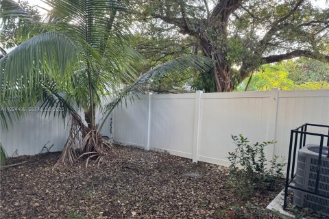 Adosado en alquiler en Miami, Florida, 1 dormitorio № 1982776 - foto 15