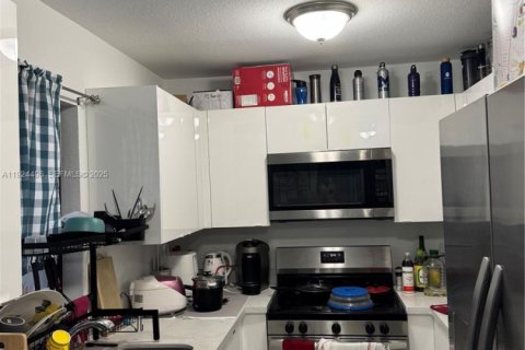 Adosado en alquiler en Miami, Florida, 1 dormitorio № 1982776 - foto 13