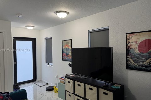 Adosado en alquiler en Miami, Florida, 1 dormitorio № 1982776 - foto 12