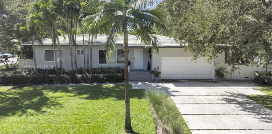 House in Miami Shores, Florida 3 bedrooms, 215.25 sq.m. № 2040910