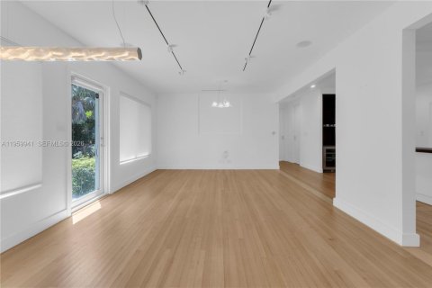 House in Miami Shores, Florida 3 bedrooms, 215.25 sq.m. № 2040910 - photo 11