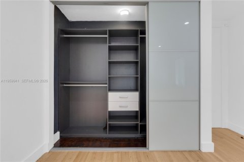 House in Miami Shores, Florida 3 bedrooms, 215.25 sq.m. № 2040910 - photo 16