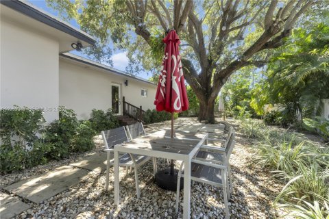 House in Miami Shores, Florida 3 bedrooms, 215.25 sq.m. № 2040910 - photo 19