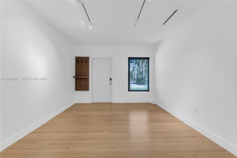 House in Miami Shores, Florida 3 bedrooms, 215.25 sq.m. № 2040910 - photo 2