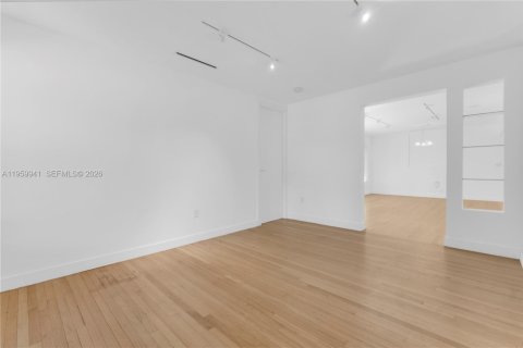 House in Miami Shores, Florida 3 bedrooms, 215.25 sq.m. № 2040910 - photo 3