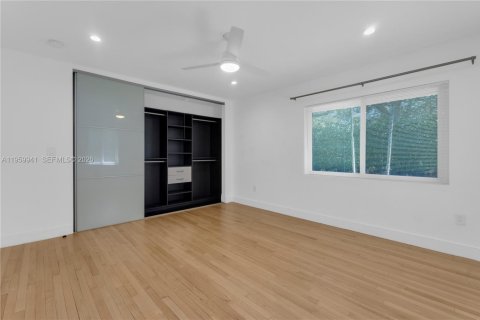 House in Miami Shores, Florida 3 bedrooms, 215.25 sq.m. № 2040910 - photo 15