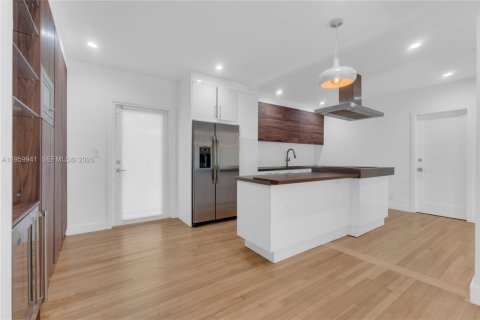 House in Miami Shores, Florida 3 bedrooms, 215.25 sq.m. № 2040910 - photo 8