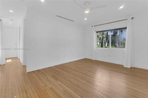 House in Miami Shores, Florida 3 bedrooms, 215.25 sq.m. № 2040910 - photo 9