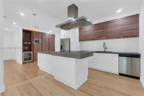 House in Miami Shores, Florida 3 bedrooms, 215.25 sq.m. № 2040910 - photo 6