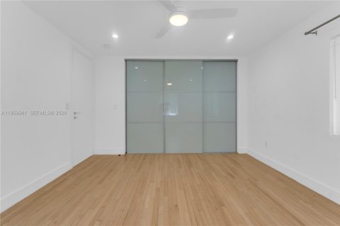 House in Miami Shores, Florida 3 bedrooms, 215.25 sq.m. № 2040910 - photo 17