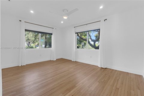 House in Miami Shores, Florida 3 bedrooms, 215.25 sq.m. № 2040910 - photo 12