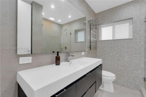 House in Miami Shores, Florida 3 bedrooms, 215.25 sq.m. № 2040910 - photo 14