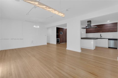 House in Miami Shores, Florida 3 bedrooms, 215.25 sq.m. № 2040910 - photo 4