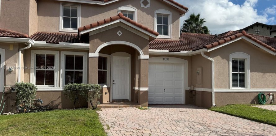 Adosado en Homestead, Florida 3 dormitorios, 155.98 m2 № 1939318