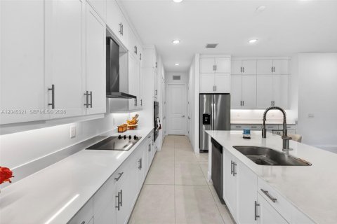 Casa en venta en Miramar, Florida, 4 dormitorios, 337.89 m2 № 2173222 - foto 10