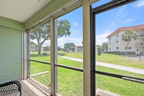 Condo in Pembroke Pines, Florida, 2 bedrooms  № 2081607 - photo 14