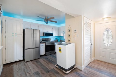 Condo in Pembroke Pines, Florida, 2 bedrooms  № 2081607 - photo 3