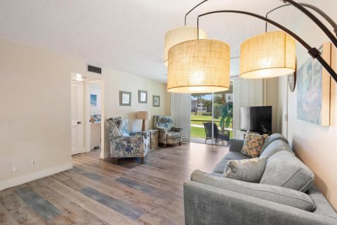 Condo in Pembroke Pines, Florida, 2 bedrooms  № 2081607 - photo 12