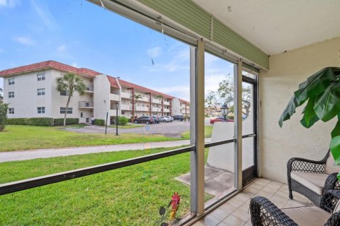 Condo in Pembroke Pines, Florida, 2 bedrooms  № 2081607 - photo 13