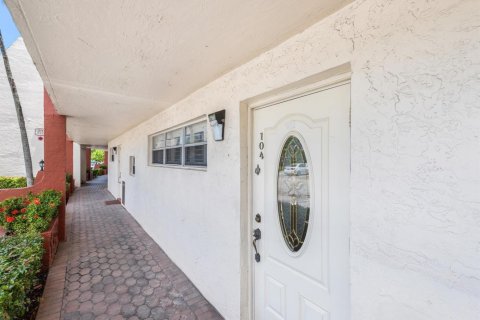 Condo in Pembroke Pines, Florida, 2 bedrooms  № 2081607 - photo 8