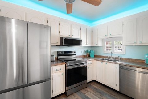 Condo in Pembroke Pines, Florida, 2 bedrooms  № 2081607 - photo 2