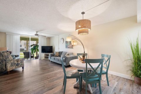 Condo in Pembroke Pines, Florida, 2 bedrooms  № 2081607 - photo 5