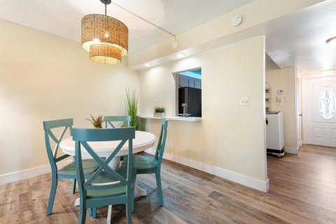 Condo in Pembroke Pines, Florida, 2 bedrooms  № 2081607 - photo 10