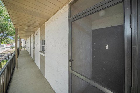Copropriété à louer à Brandon, Floride: 2 chambres, 101.26 m2 № 1722453 - photo 1