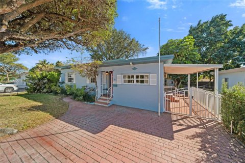 Casa en venta en Miami, Florida, 4 dormitorios, 145.86 m2 № 2029622 - foto 3