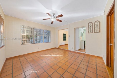 Casa en venta en Miami, Florida, 4 dormitorios, 145.86 m2 № 2029622 - foto 14