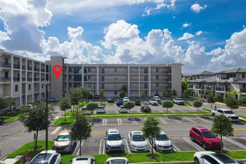 Снять в аренду кондоминиум в Дорал, Флорида 3 спальни, 123.93м2, № 1947447 - фото 1