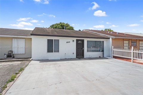 Купить виллу или дом в Майами-Гарденс, Флорида 3 спальни, 104.05м2, № 2068143 - фото 2