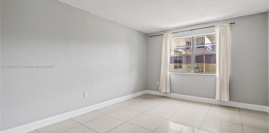 Condo in Miami Gardens, Florida, 1 bedroom № 1934694
